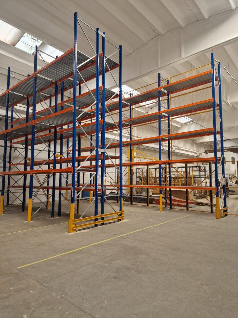 montaggio e assistenza scaffali e soppalchi a Lucca